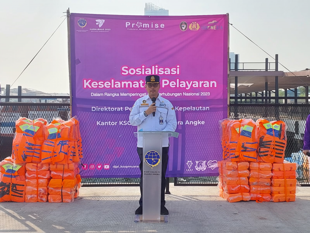 TINGKATKAN KESADARAN KESELAMATAN PELAYARAN, KEMENHUB BAGIKAN LIFE JACKET KEPADA PENUMPANG DAN AWAK KAPAL