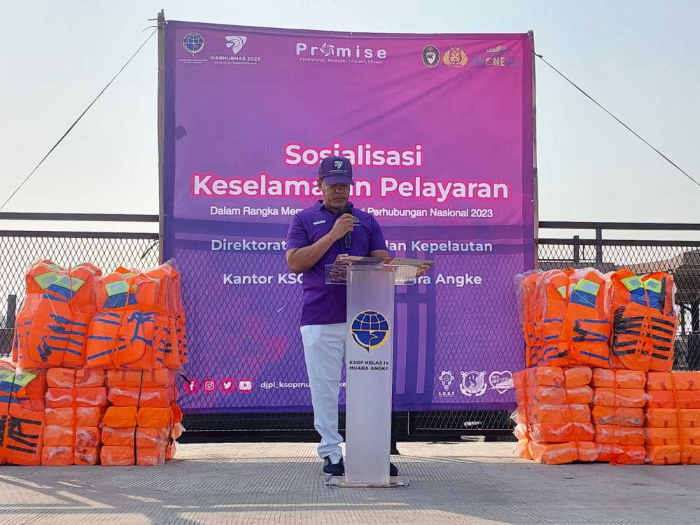 TINGKATKAN KESADARAN KESELAMATAN PELAYARAN, KEMENHUB BAGIKAN LIFE JACKET KEPADA PENUMPANG DAN AWAK KAPAL