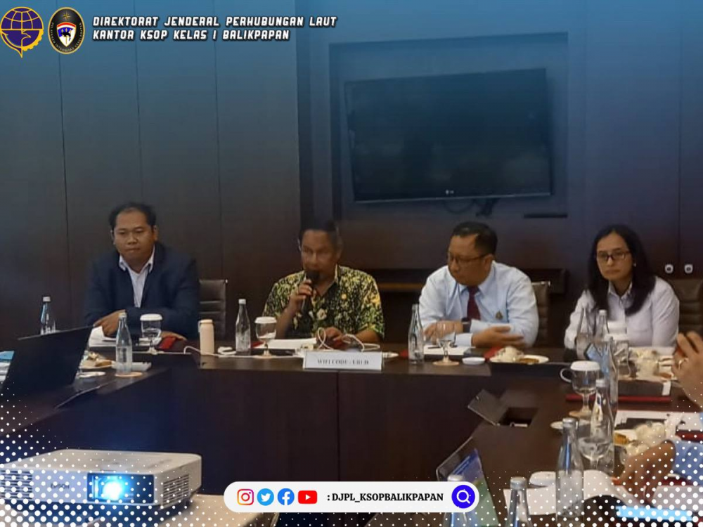 Kepala Kantor KSOP Kelas I Balikpapan Capt Bharto Ari Raharjo didampingi Kepala Bidang Lalu Lintas dan Usaha Kepelabuhanan