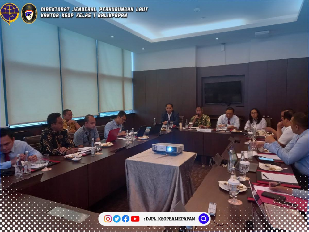Kepala Kantor KSOP Kelas I Balikpapan Capt Bharto Ari Raharjo didampingi Kepala Bidang Lalu Lintas dan Usaha Kepelabuhanan
