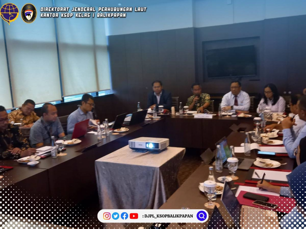 Kepala Kantor KSOP Kelas I Balikpapan Capt Bharto Ari Raharjo didampingi Kepala Bidang Lalu Lintas dan Usaha Kepelabuhanan
