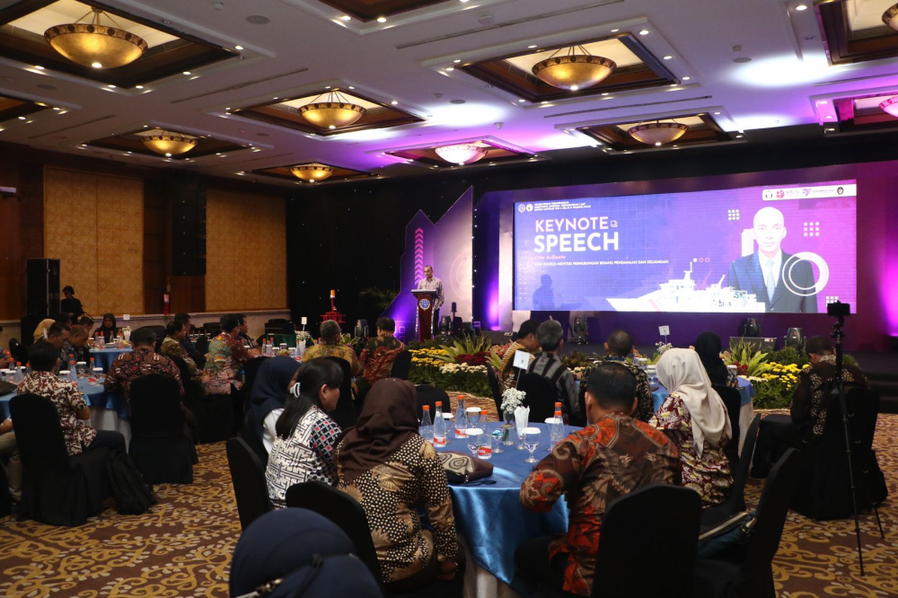 GELAR SEMINAR TEKNOLOGI KENAVIGASIAN, DITJEN HUBLA LUNCURKAN SMART BUOY PERTAMA DI INDONESIA