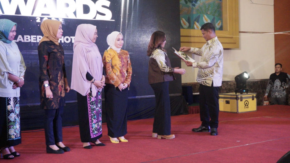 DALAM RANGKA HARHUBNAS2023, KEMENHUB BERI PENGHARGAAN STAKEHOLDER PERHUBUNGAN LAUT DI PEKANBARU