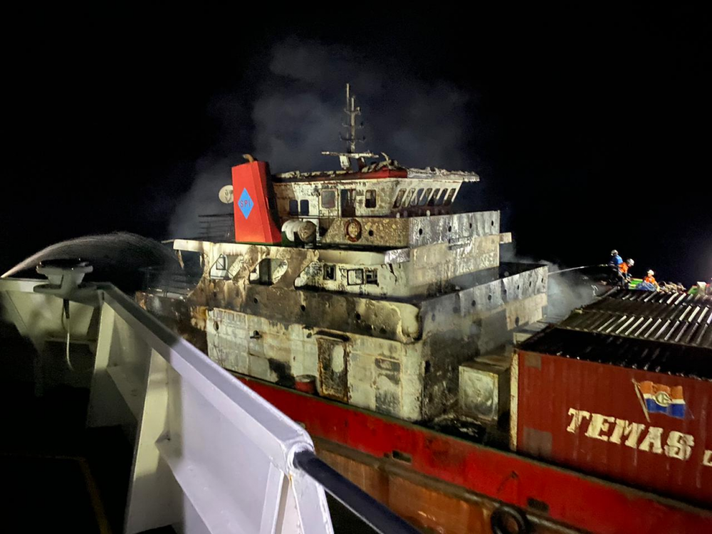 KEMENHUB BERHASIL EVAKUASI KAPAL LCT MARINA BAY YANG TERBAKAR DI PERAIRAN MANDOLANG SULUT