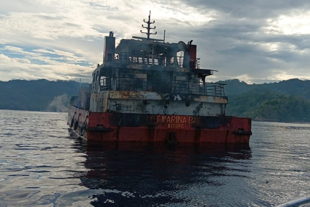 KEMENHUB BERHASIL EVAKUASI KAPAL LCT MARINA BAY YANG TERBAKAR DI PERAIRAN MANDOLANG SULUT