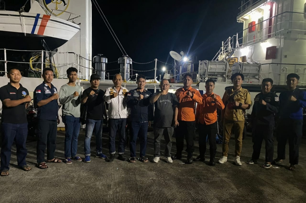 KEMENHUB BERHASIL EVAKUASI KAPAL LCT MARINA BAY YANG TERBAKAR DI PERAIRAN MANDOLANG SULUT