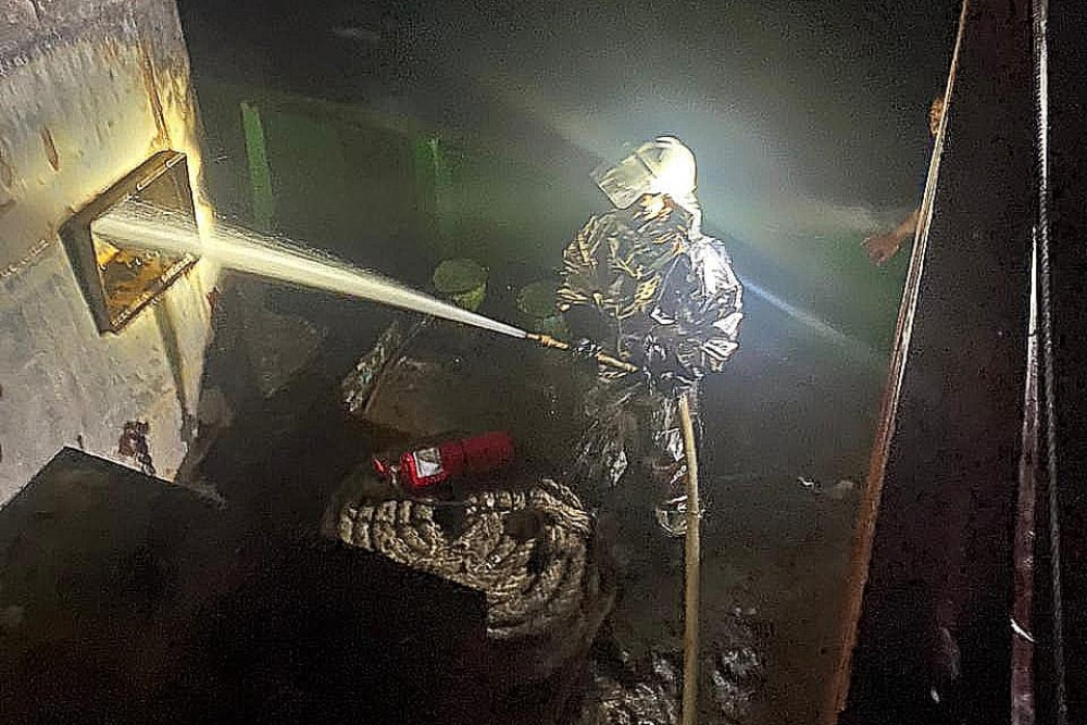 KEMENHUB BERHASIL EVAKUASI KAPAL LCT MARINA BAY YANG TERBAKAR DI PERAIRAN MANDOLANG SULUT