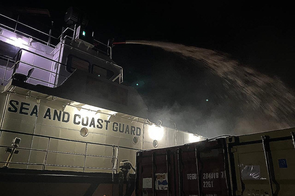 KEMENHUB BERHASIL EVAKUASI KAPAL LCT MARINA BAY YANG TERBAKAR DI PERAIRAN MANDOLANG SULUT