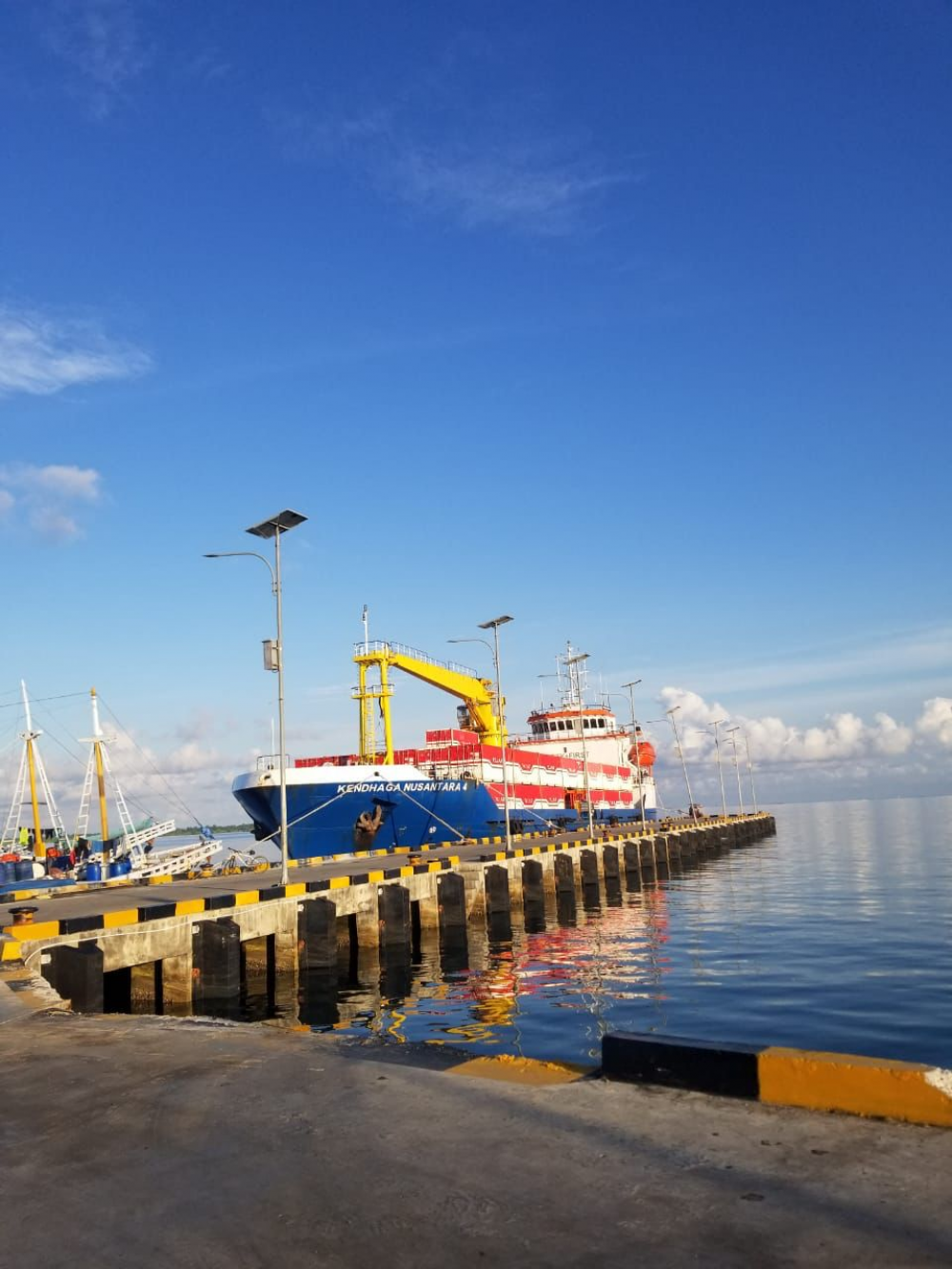 PERINGATI HARI BANGUNAN NASIONAL, KEMENHUB BERSAMA PT DJAKARTA LLOYD DISTRIBUSIKAN 7800 TON SEMEN KE PULAU TERPENCIL MELALUI TOL LAUT