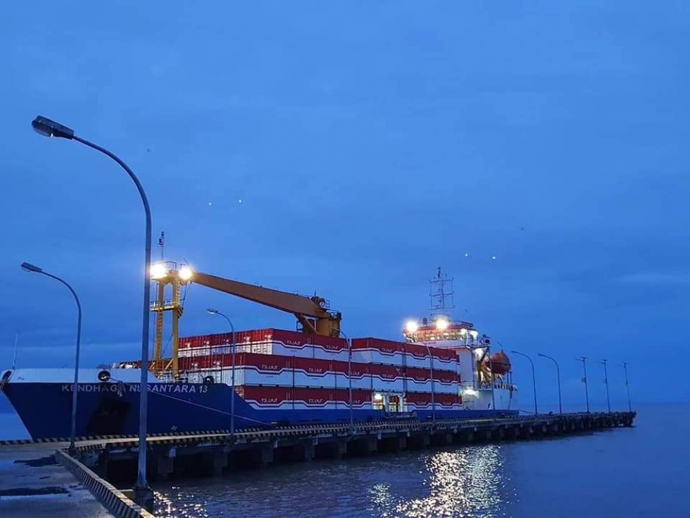 PERINGATI HARI BANGUNAN NASIONAL, KEMENHUB BERSAMA PT DJAKARTA LLOYD DISTRIBUSIKAN 7800 TON SEMEN KE PULAU TERPENCIL MELALUI TOL LAUT