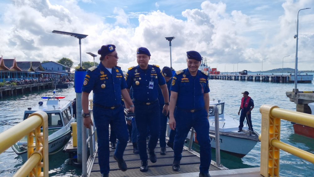 JELANG MUSIM LIBUR NATAL DAN TAHUN BARU, DIREKTUR KPLP MENINJAU KESIAPAN ARMADA DI PANGKALAN PLP TANJUNG UBAN