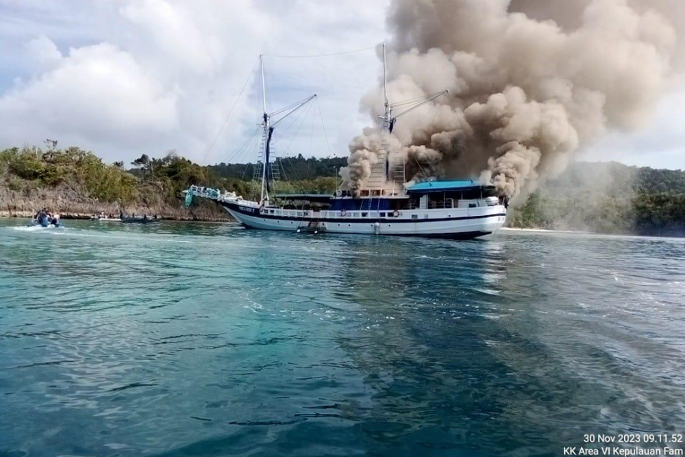 Tim Aksi Cepat Kemenhub Berhasil Evakuasi Korban Kebakaran Kapal di Raja Ampat