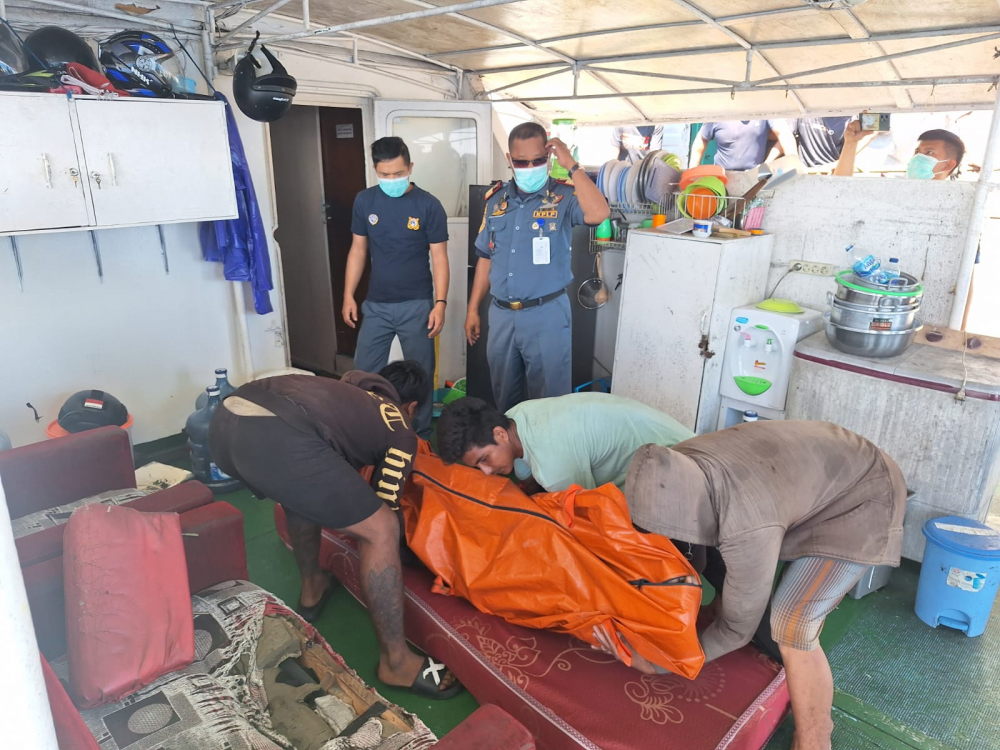 KAPAL PATROLI KPLP KEMENHUB BERHASIL EVAKUASI JENAZAH ABK YANG MENINGGAL SAAT BERLAYAR DI PERAIRAN LAUT MALUKU