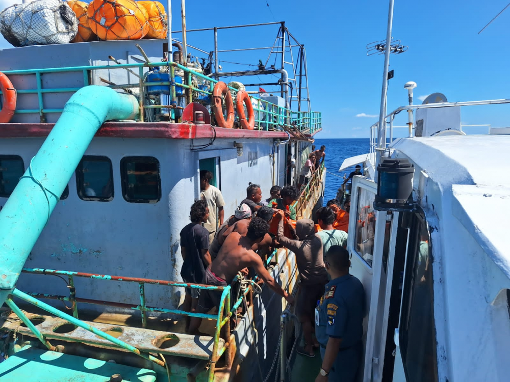 KAPAL PATROLI KPLP KEMENHUB BERHASIL EVAKUASI JENAZAH ABK YANG MENINGGAL SAAT BERLAYAR DI PERAIRAN LAUT MALUKU