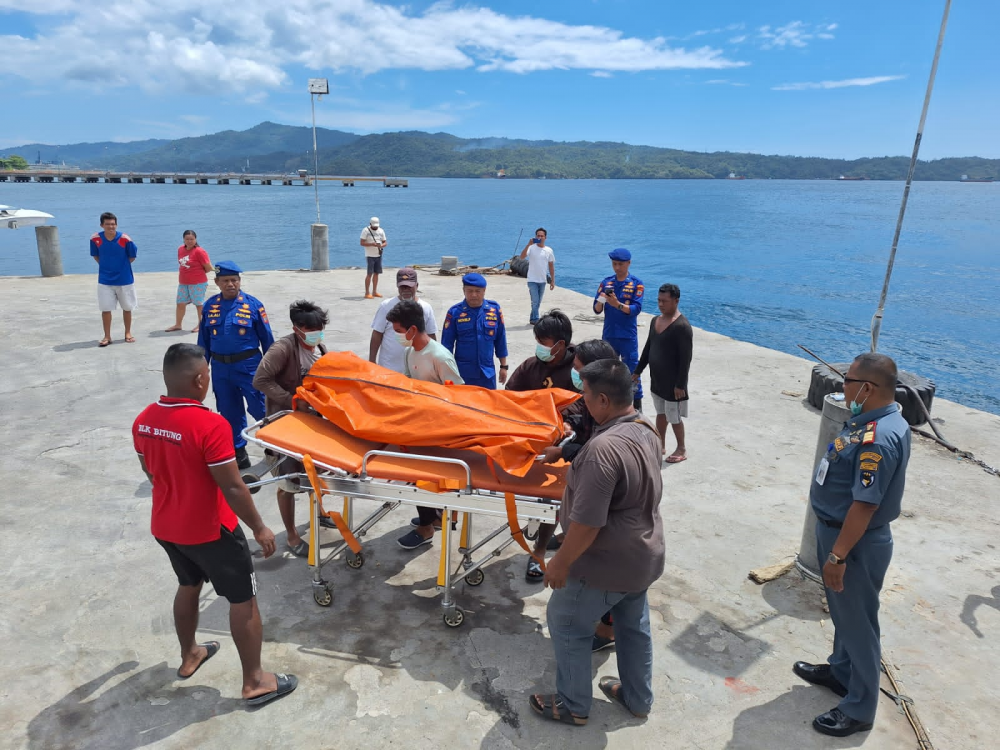 KAPAL PATROLI KPLP KEMENHUB BERHASIL EVAKUASI JENAZAH ABK YANG MENINGGAL SAAT BERLAYAR DI PERAIRAN LAUT MALUKU