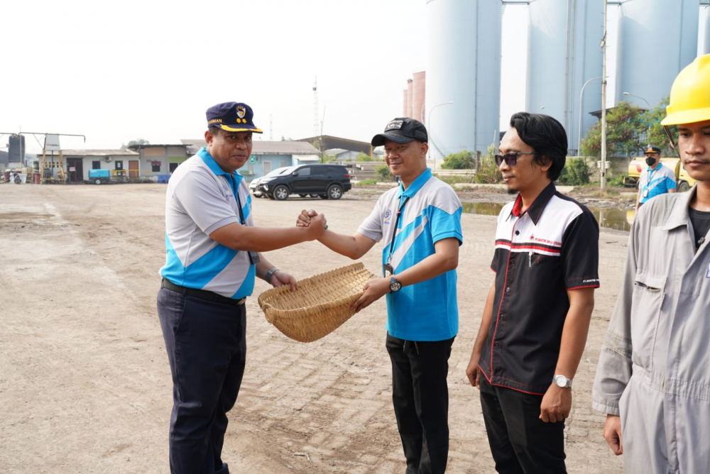 Bersih Dermaga Kali Blencong bersama Stakeholder