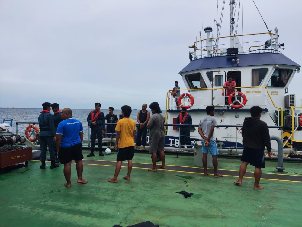 KAPAL PATROLI KPLP KEMENHUB BERHASIL SELAMATKAN ABK DAN KAPAL DARI PEROMPAK DI PERAIRAN KALIMANTAN SELATAN
