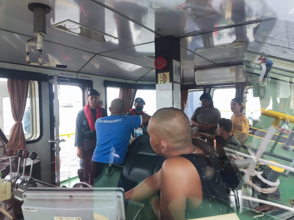 KAPAL PATROLI KPLP KEMENHUB BERHASIL SELAMATKAN ABK DAN KAPAL DARI PEROMPAK DI PERAIRAN KALIMANTAN SELATAN