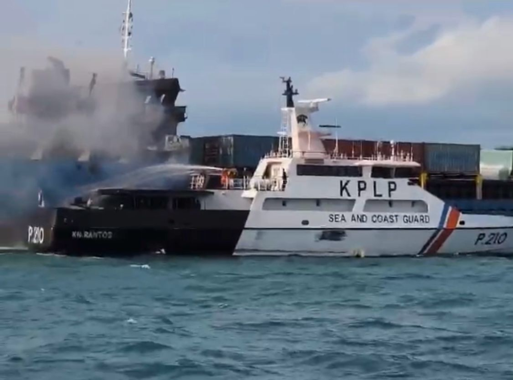 Pangkalan PLP Tanjung Uban Atasi Kebakaran Kapal Di Batam
