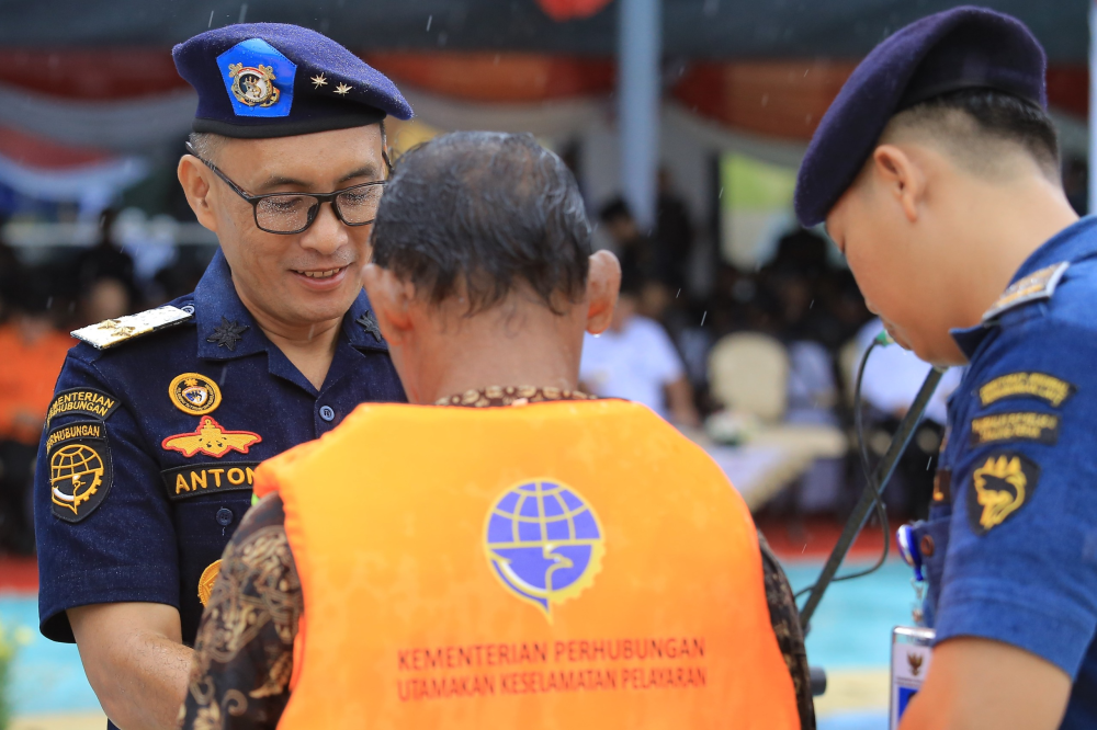 KPLP GARDA TERDEPAN JAGA KESELAMATAN DAN KEAMANAN PELAYARAN INDONESIA