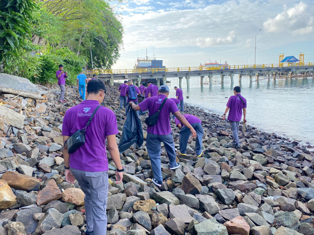 PLP Tanjung Uban Rayakan HUT KPLP dan Pangkalan PLP dengan Jalan Santai dan Bersihkan Pantai