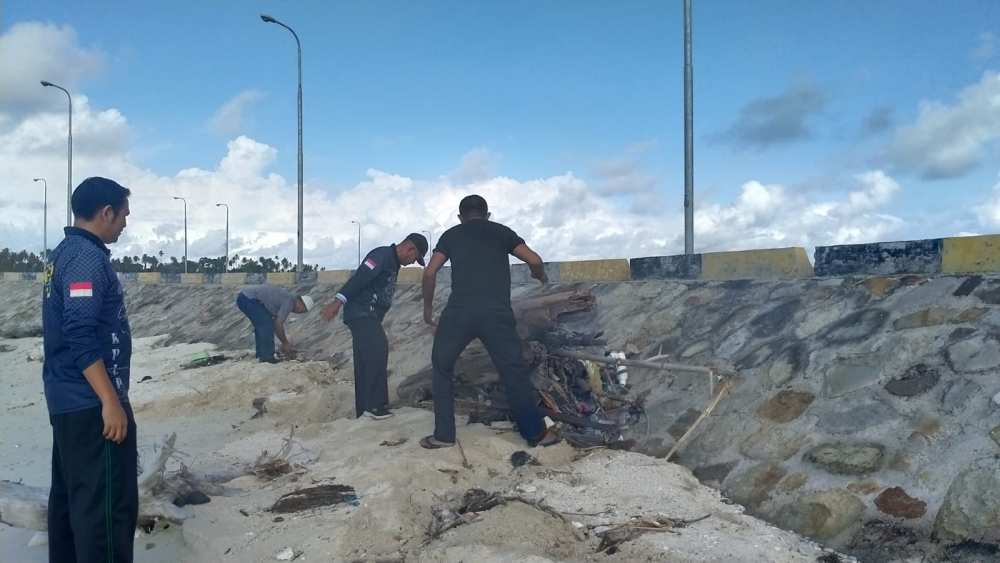 KEGIATAN JUM'AT BERSIH DI AREA KANTOR UPP SINGKIL DAN WILKER PULAU BANYAK