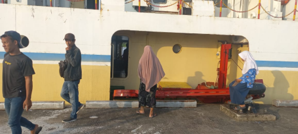 PENGAWASAN DEBARKASI DAN EMBARKASI KM. SABUK NUSANTARA 110 DI PELABUHAN WILKER PULAU BANYAK