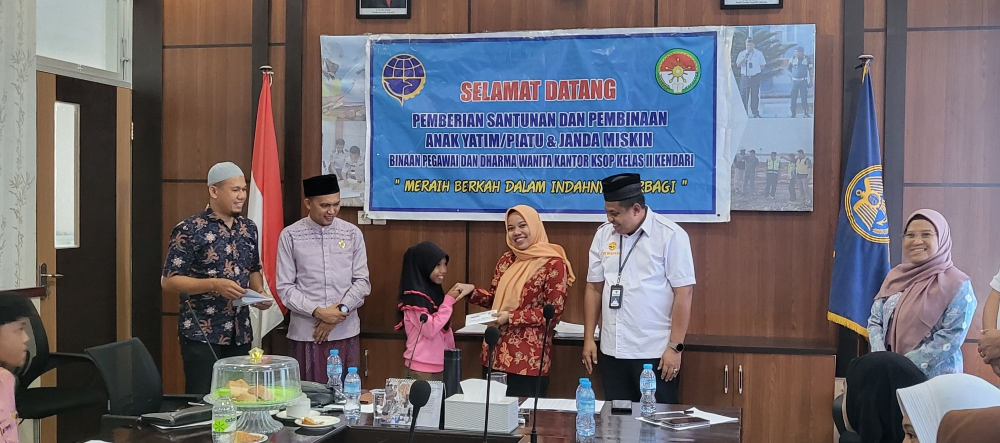 Kepala KSOP Kelas II Kendari Bersama DWP Beri Santunan Puluhan Anak Yatim Piatu