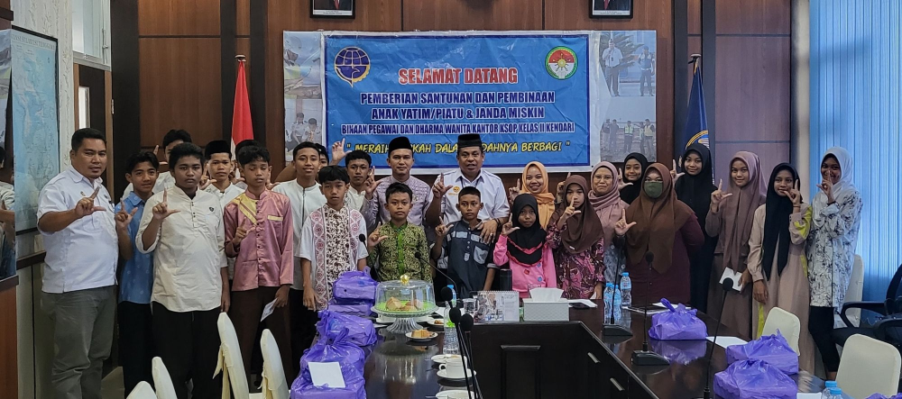 Kepala KSOP Kelas II Kendari Bersama DWP Beri Santunan Puluhan Anak Yatim Piatu