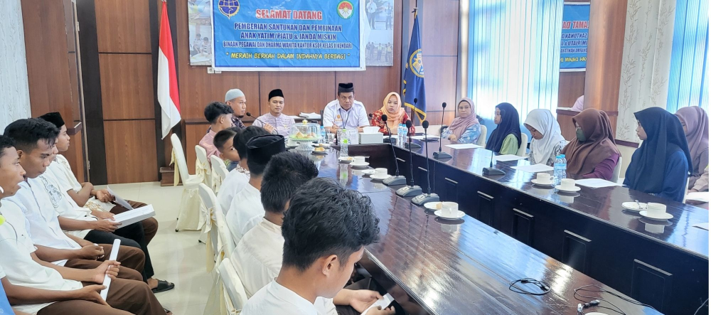 Kepala KSOP Kelas II Kendari Bersama DWP Beri Santunan Puluhan Anak Yatim Piatu