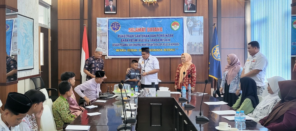 Kepala KSOP Kelas II Kendari Bersama DWP Beri Santunan Puluhan Anak Yatim Piatu