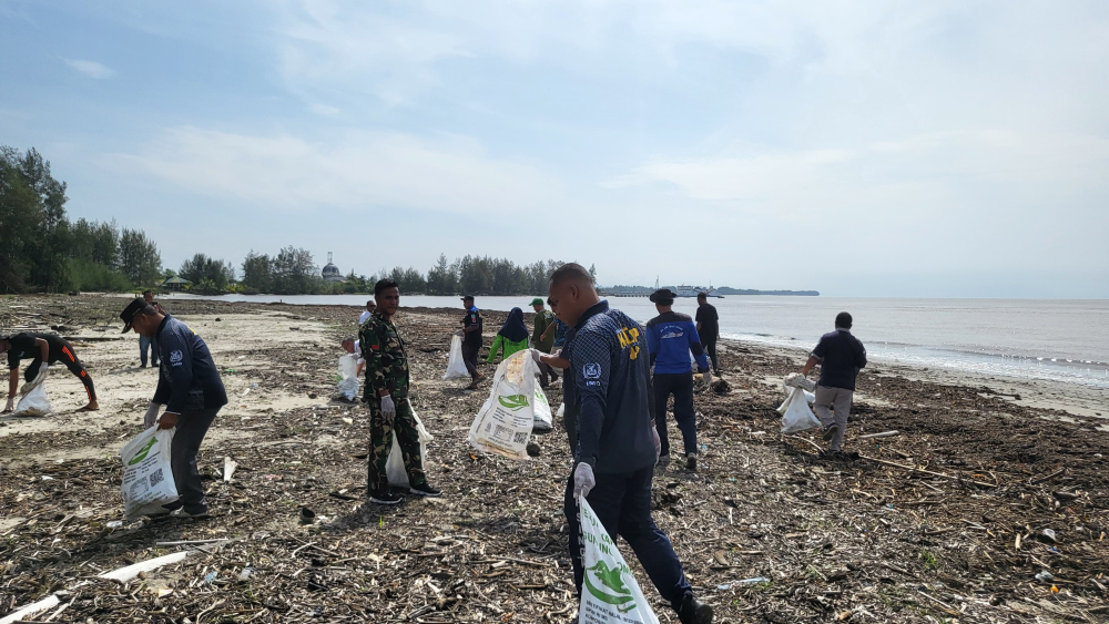 GIAT MINGGU, BERSIH LAUT DAN PANTAI BERSAMA DINAS LINGKUNGAN HIDUP KAB. ACEH SINGKIL