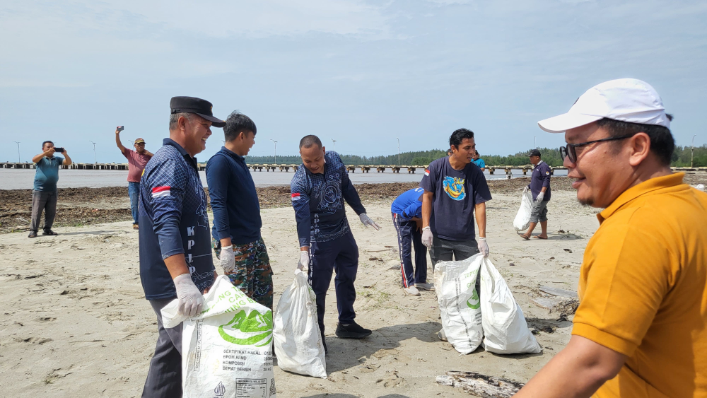 GIAT MINGGU, BERSIH LAUT DAN PANTAI BERSAMA DINAS LINGKUNGAN HIDUP KAB. ACEH SINGKIL