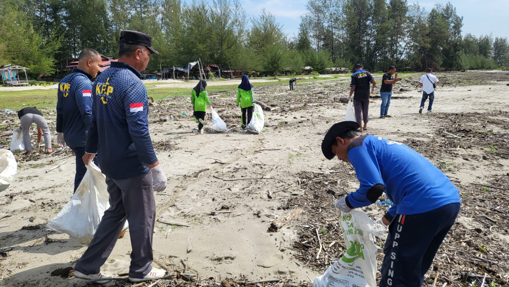 GIAT MINGGU, BERSIH LAUT DAN PANTAI BERSAMA DINAS LINGKUNGAN HIDUP KAB. ACEH SINGKIL