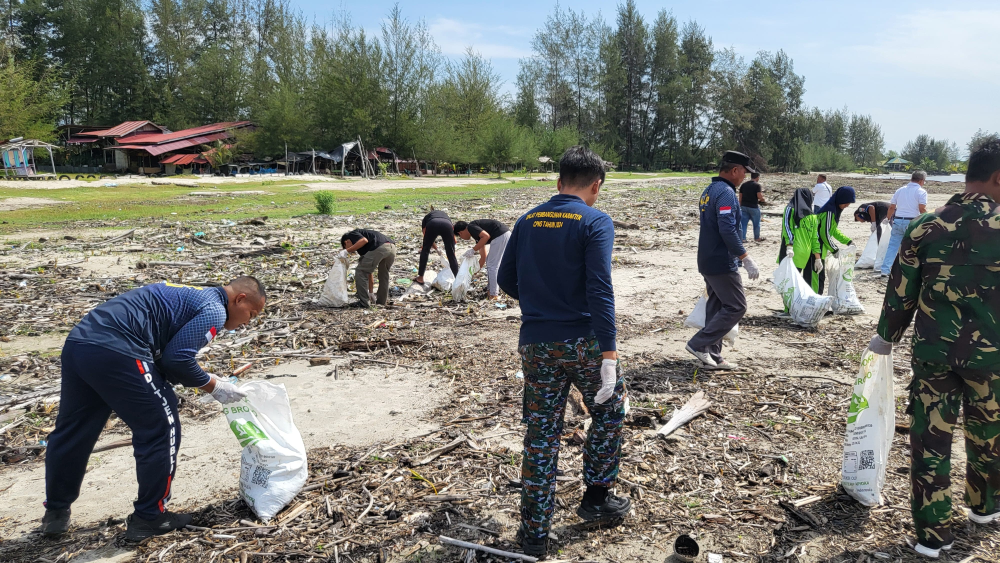 GIAT MINGGU, BERSIH LAUT DAN PANTAI BERSAMA DINAS LINGKUNGAN HIDUP KAB. ACEH SINGKIL