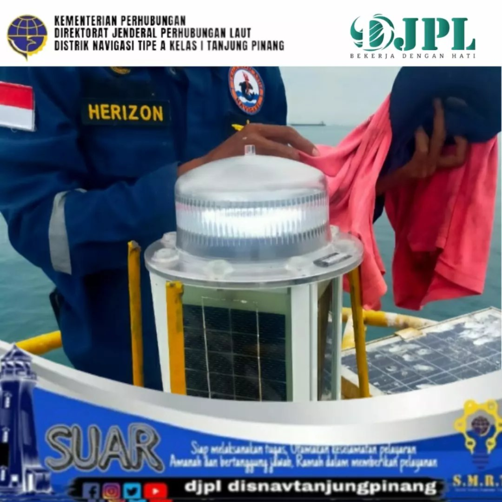 Perbaikan Pelampung Suar DR di Selat Durian
