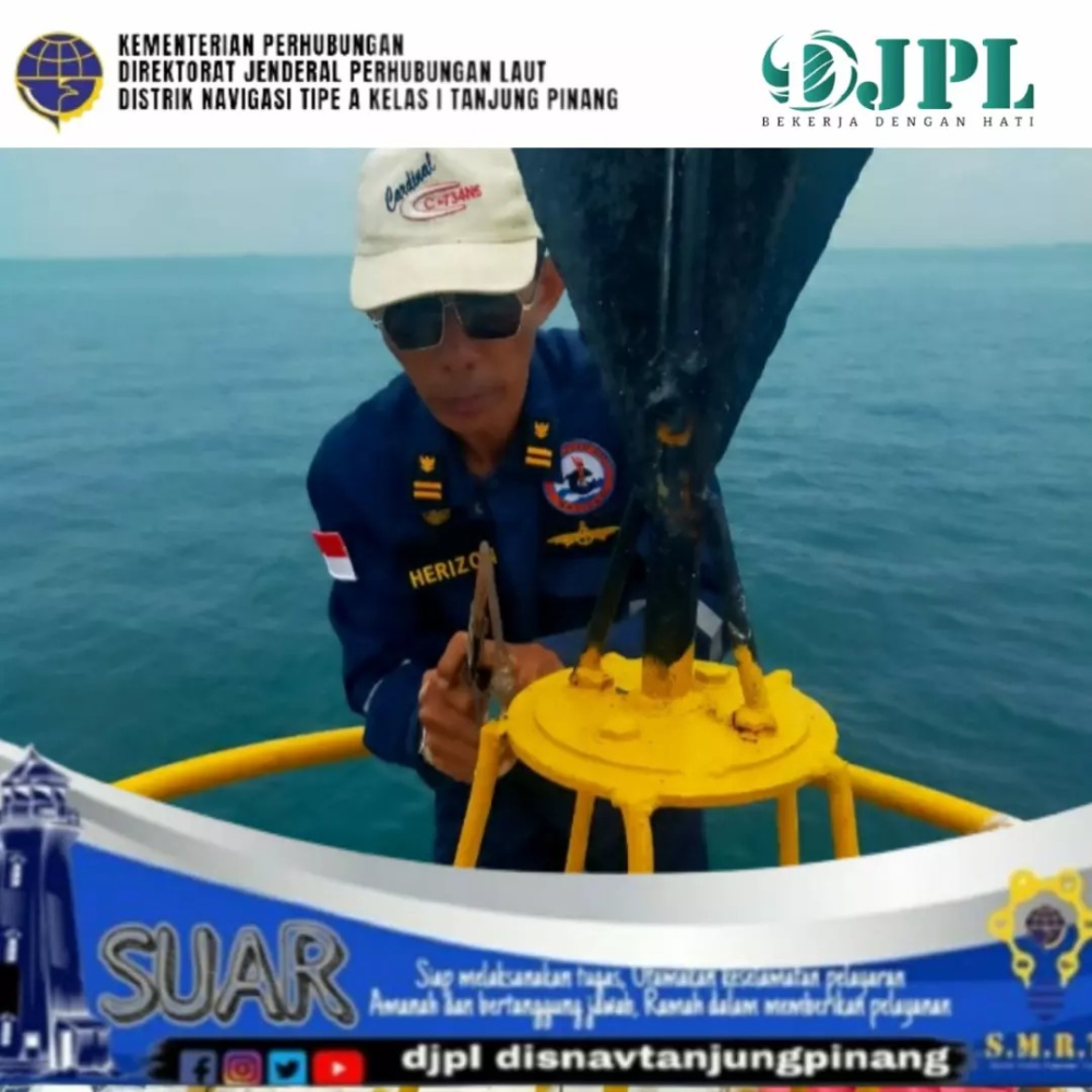 Perbaikan Pelampung Suar DR di Selat Durian