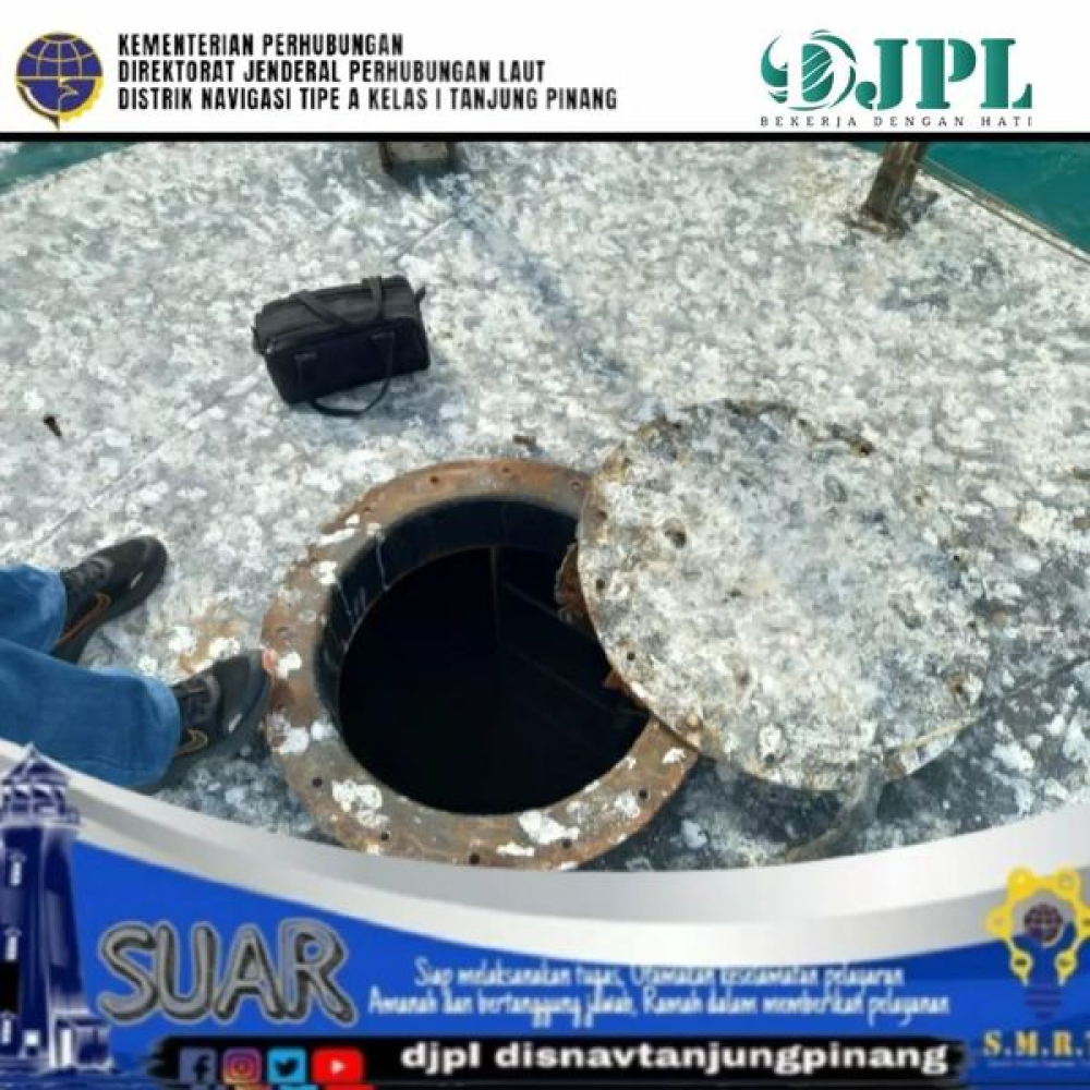 perbaikan pada pelampung suar Buffalo Rock di Selat Singapore
