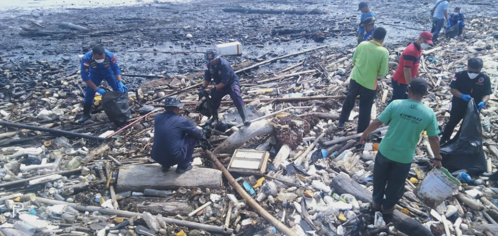 Pangkalan PLP Tanjung Uban dan Polairud Bantu Bersihkan Minyak Hitam