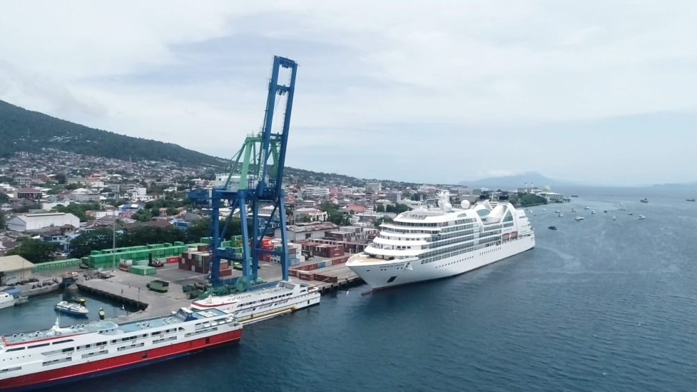 KEDATANGAN KAPAL PESIAR MV.MV. SEABOURN SOUJOURN DI PELABUHAN AHMAD YANI TERNATE