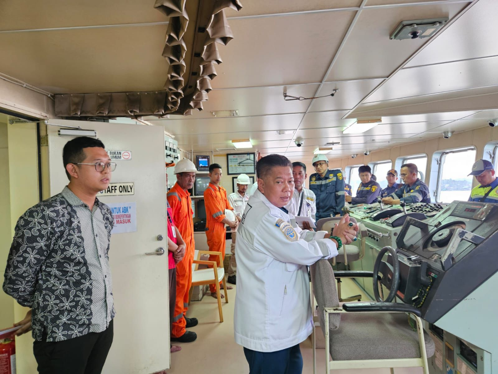 JELANG HARI RAYA IDUL FITRI KAPAL PENUMPANG DI PELABUHAN SAMARINDA DILAKUKAN UJI PETIK OLEH TIM DIREKTORAT PERKAPALAN DAN KEPELAUTAN