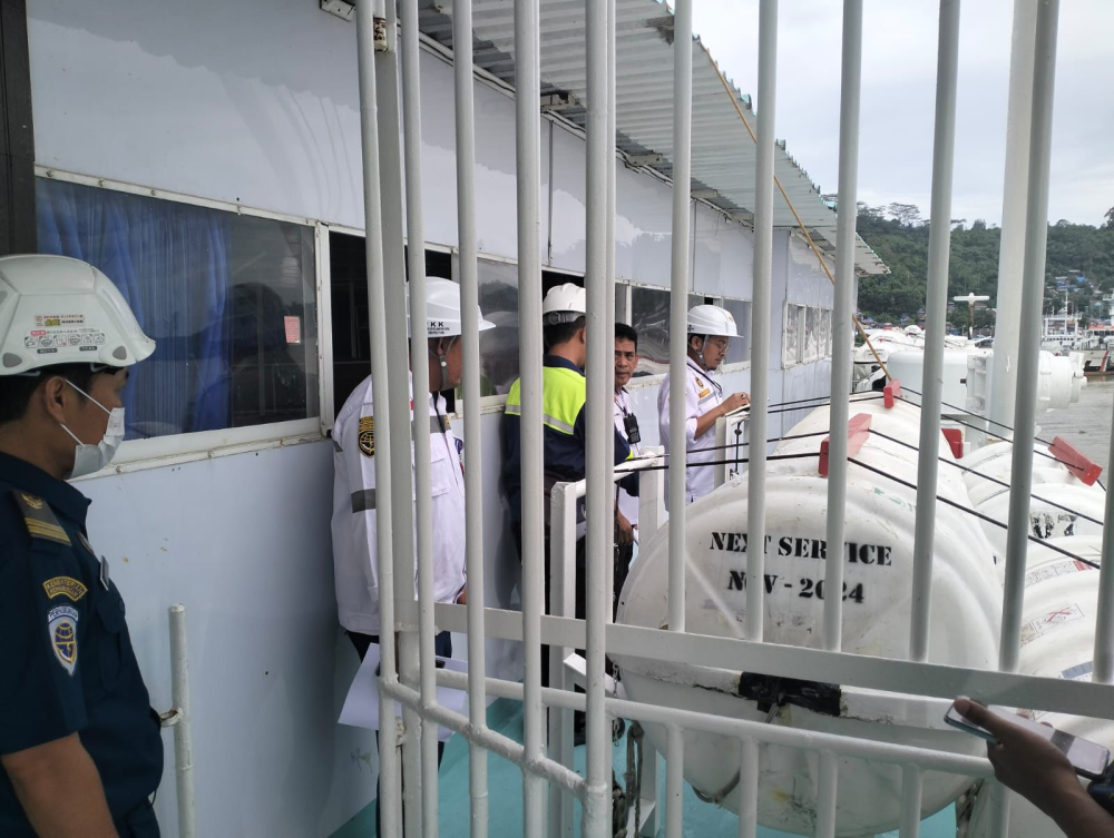JELANG HARI RAYA IDUL FITRI KAPAL PENUMPANG DI PELABUHAN SAMARINDA DILAKUKAN UJI PETIK OLEH TIM DIREKTORAT PERKAPALAN DAN KEPELAUTAN