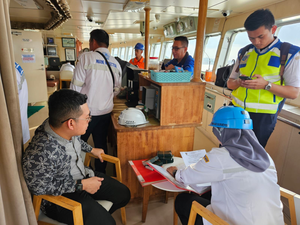 JELANG HARI RAYA IDUL FITRI KAPAL PENUMPANG DI PELABUHAN SAMARINDA DILAKUKAN UJI PETIK OLEH TIM DIREKTORAT PERKAPALAN DAN KEPELAUTAN