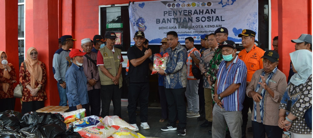 Penyerahan Bantuan Sosial Bencana Banjir Kota Kendari