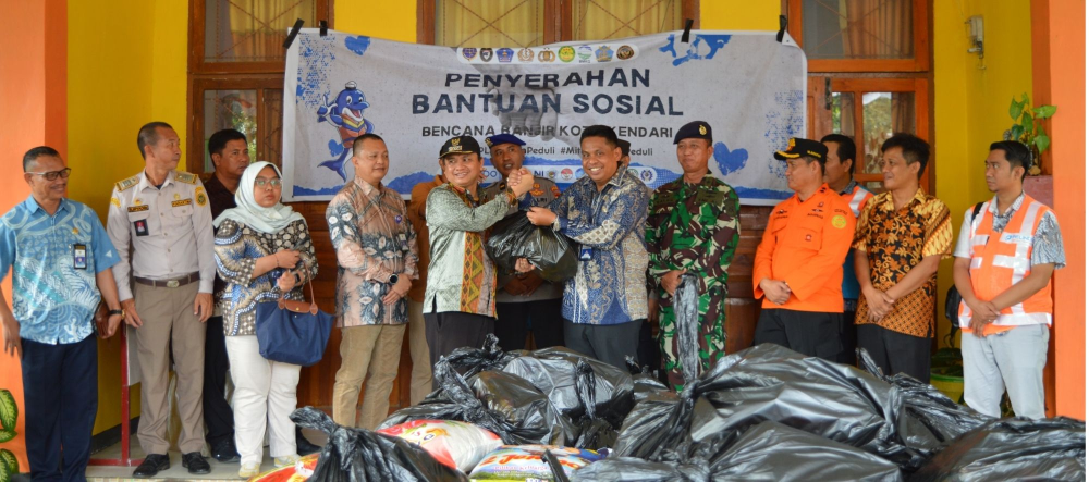 Penyerahan Bantuan Sosial Bencana Banjir Kota Kendari