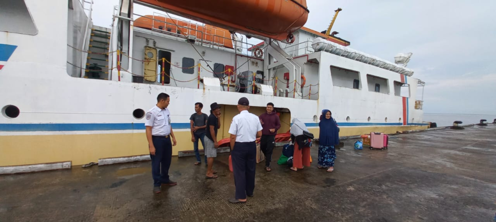 Pengawasan Debarkasi dan Embarkasi Penumpang di Wilker Pulau Banyak Kapal KM. Sabuk Nusantara 110.