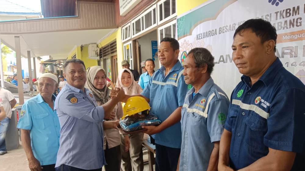 Penyerahan THR dan Penyerahan Alat Pelindung Diri (APD) Secara Simbolis kepada Tenaga Kerja Bongkar Muat (TKBM) Pelabuhan Ternate