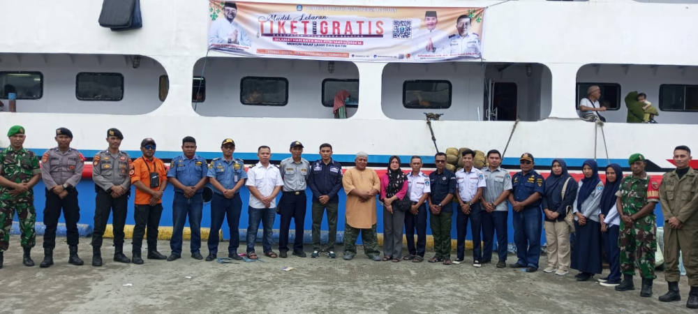 SEBANYAK 300 ORANG PEMUDIK MENGGUNAKAN LAYANAN MUDIK GRATIS DARI PEMERINTAH DAERAH KABUPATEN HALMAHERA SELATAN BERANGKAT MELALUI PELABUHAN BABANG YANG DI LEPAS OLEH BUPATI HALMAHERA SELATAN
