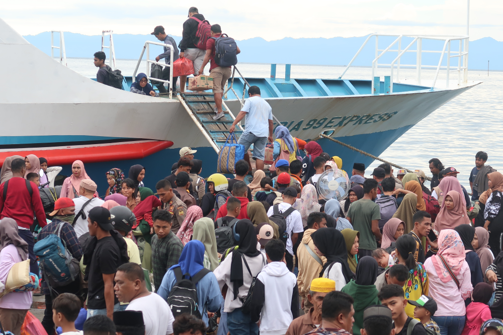 SEBANYAK 300 ORANG PEMUDIK MENGGUNAKAN LAYANAN MUDIK GRATIS DARI PEMERINTAH DAERAH KABUPATEN HALMAHERA SELATAN BERANGKAT MELALUI PELABUHAN BABANG YANG DI LEPAS OLEH BUPATI HALMAHERA SELATAN