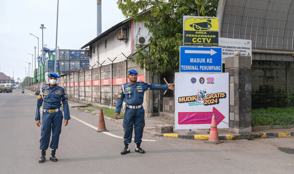 Pangkalan Penjagaan Laut dan Pantai Kelas I Tanjung Priok Pantau dan menjaga keamanan perairan Teluk Jakarta dalam rangka keberangkatan kedua program mudik gratis sepeda motor menggunakan kapal laut KM Dobonsolo rute Jakarta - Semarang.